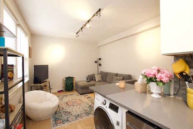 Building Photo - 511 W Belmont Ave