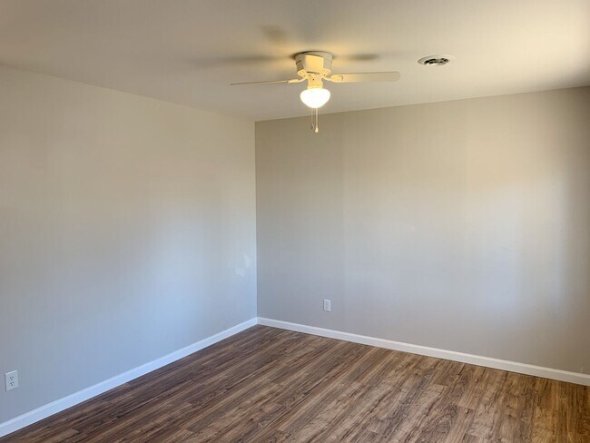Building Photo - Renovated throughout and Move in ready!   ...