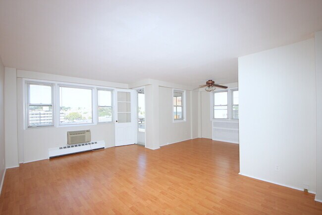 Building Photo - 444 Bedford St