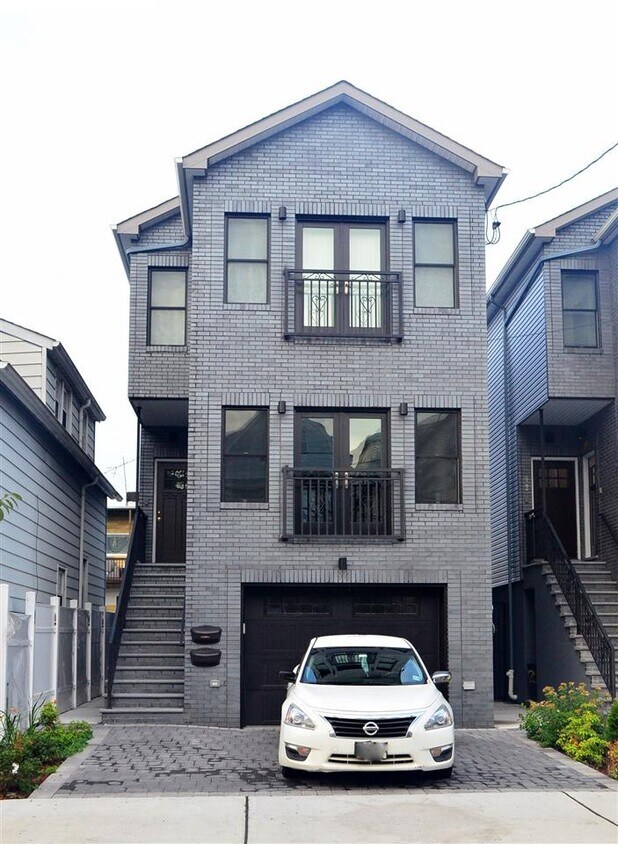 Primary Photo - 90 W 12th St