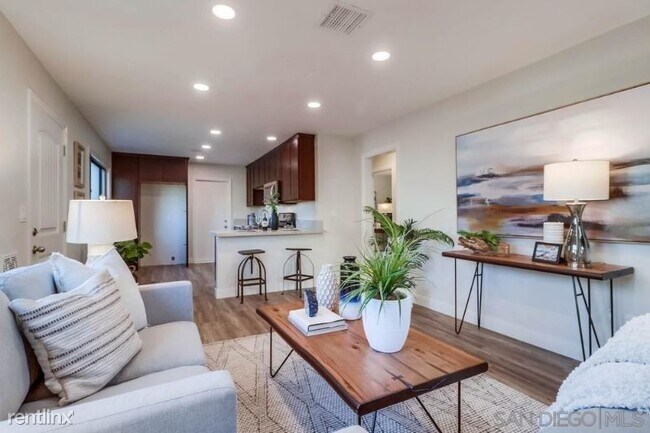 Building Photo - 3 br, 1 bath Townhome - 124 Dikeman St