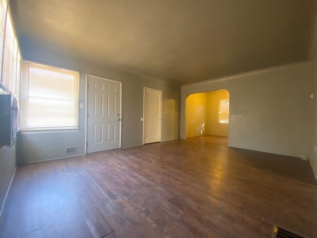 Building Photo - 511 Philippine St