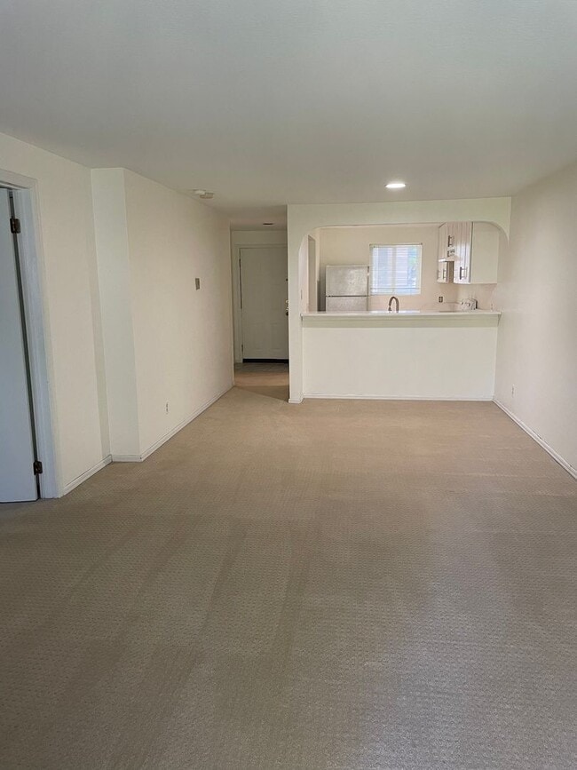 Building Photo - Location, Location, Location Prime Bellevue Condo with Private Balcony