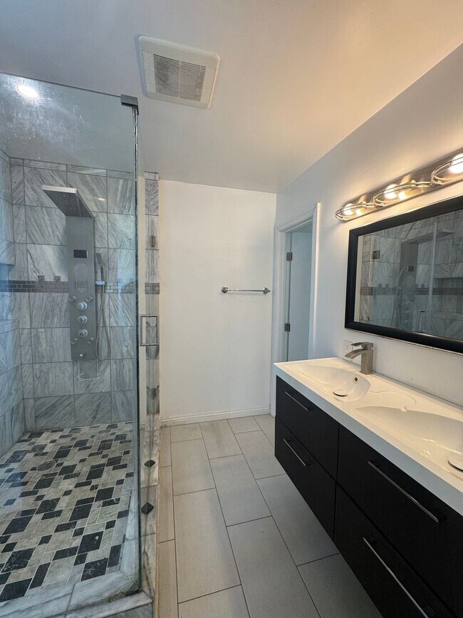 Foto del edificio - 590 W Huntington Dr