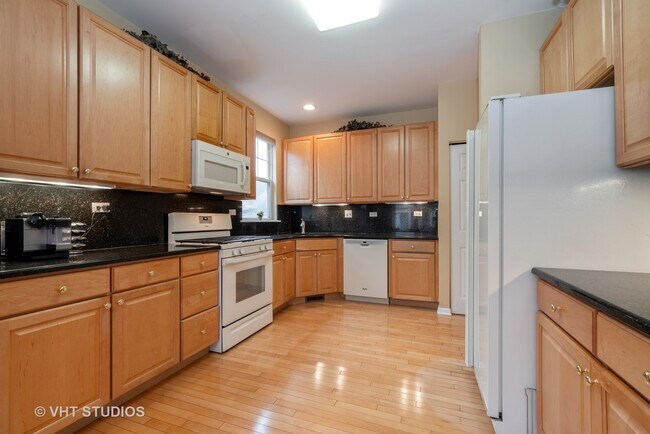 Foto del edificio - 463 Pine Lake Cir