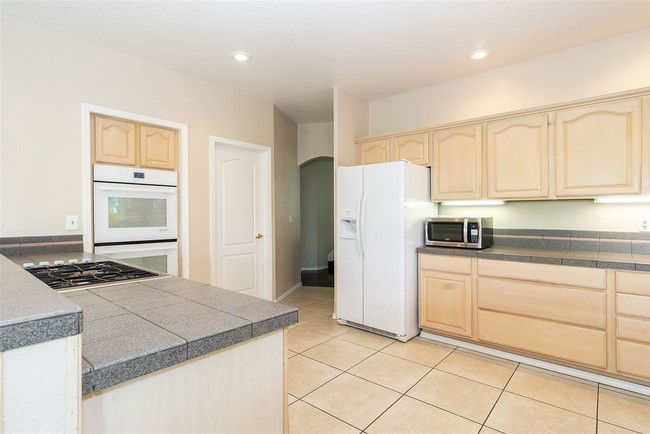 Building Photo - 4 bedroom in Reno NV 89509