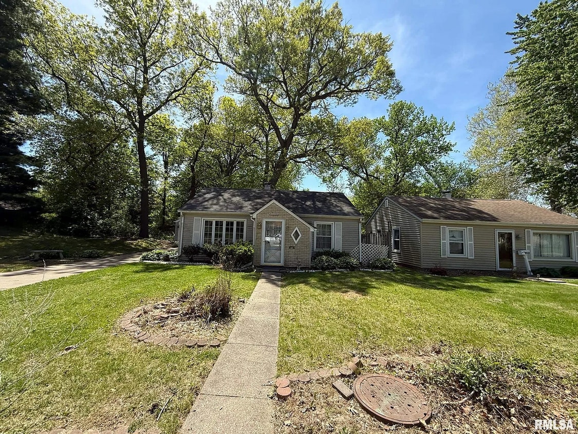 Primary Photo - Cozy 2-Bedroom House with a Large Space!