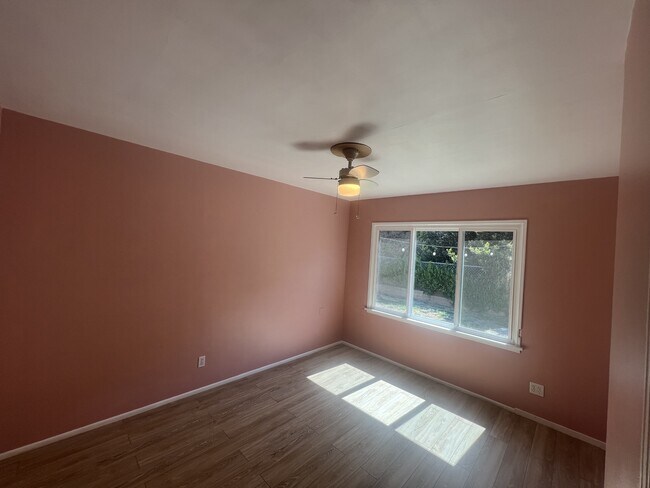 Building Photo - 1735 Parrot St