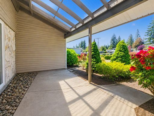Building Photo - AVAILABLE JULY 20TH! Beautiful Views of Lake Sammamish, 5 bed/3 bath with Fully Fenced Yard