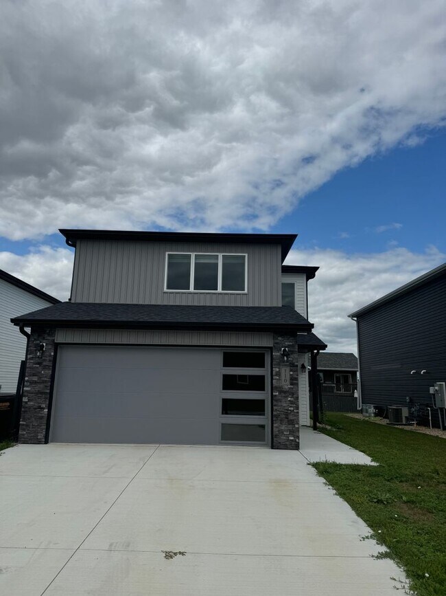 Building Photo - Stylish Townhome in Lincoln – Move-In Ready!