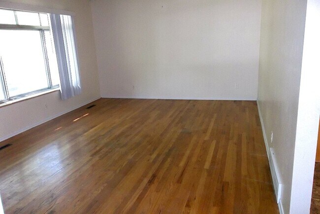 Building Photo - 2428 Tamarac Dr