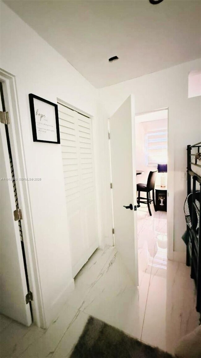 Foto del edificio - 728 NW 171st St