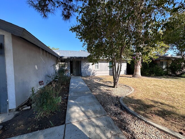 Foto del edificio - Gorgeous Home 3bd 2ba SW Bakersfield with ...