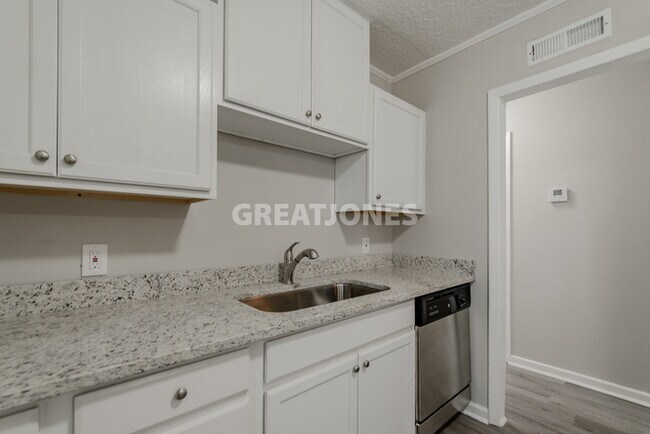 Foto del edificio - 1718 Two Notch Rd SE