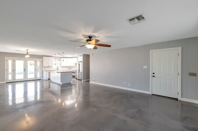 Building Photo - Great 3 Bedroom!  South Scottsdale.  Chef's Kitchen! Gas Cooktop!  Large Yard!