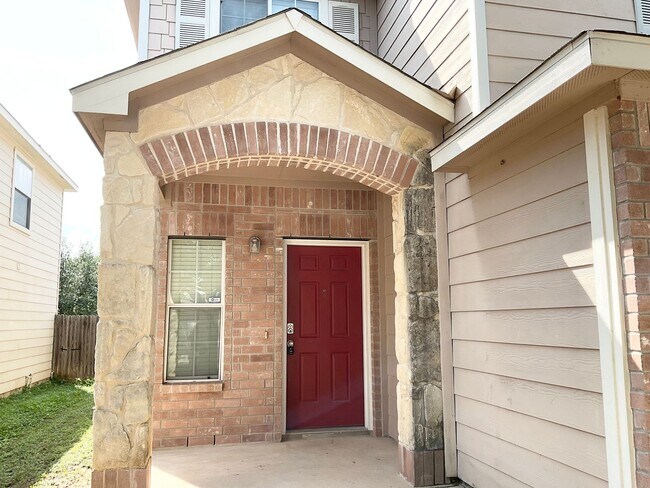 Building Photo - Fantastic 4/3 located in the beautiful Sil...