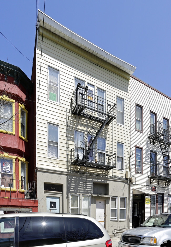 Building Photo - 606 11th St