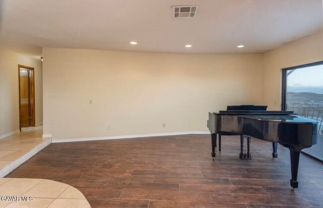Building Photo - 1055 Lakeview Dr