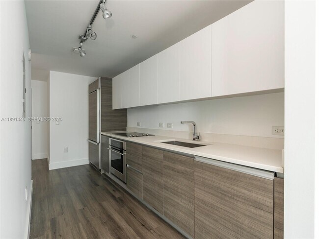 Building Photo - 1100 S Miami Ave