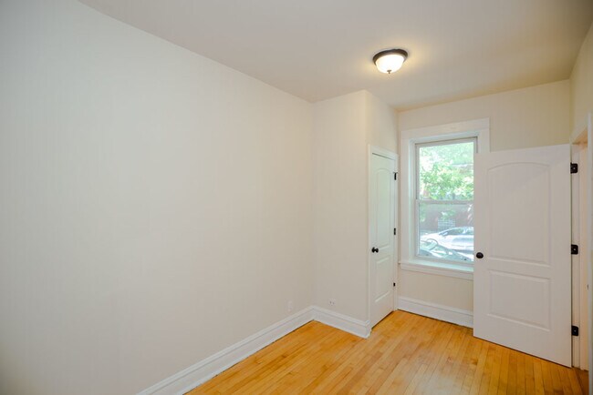 Foto del edificio - 2637 W George St