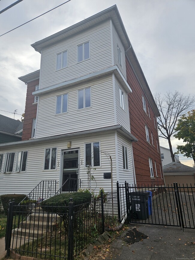 Building Photo - 103 Kent St
