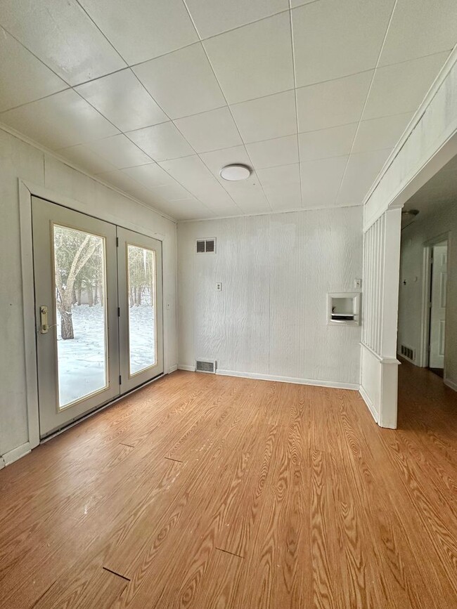 Building Photo - 833 Westmoreland Ave