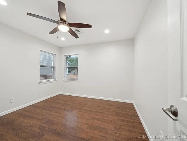 Building Photo - 1638 E 55th Pl