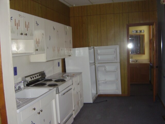 Kitchen - 261 1/2 Grant St