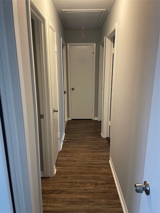 Building Photo - 614 Meadowglen Dr