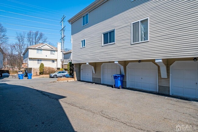 Building Photo - 2604 Madaline Dr