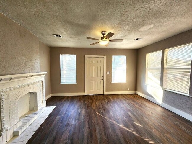 Building Photo - Fantastic 1 Bed 1 Bath Duplex in Shartel B...