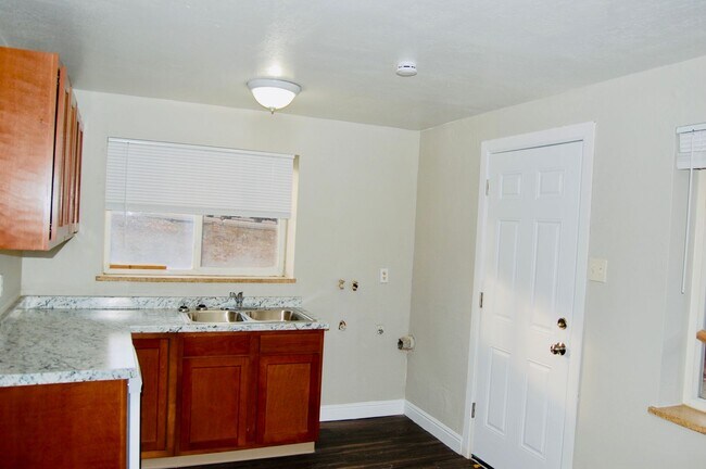 Foto del edificio - Updated 3Bedroom- In-Unit Laundry-$1,000 Move-In credit