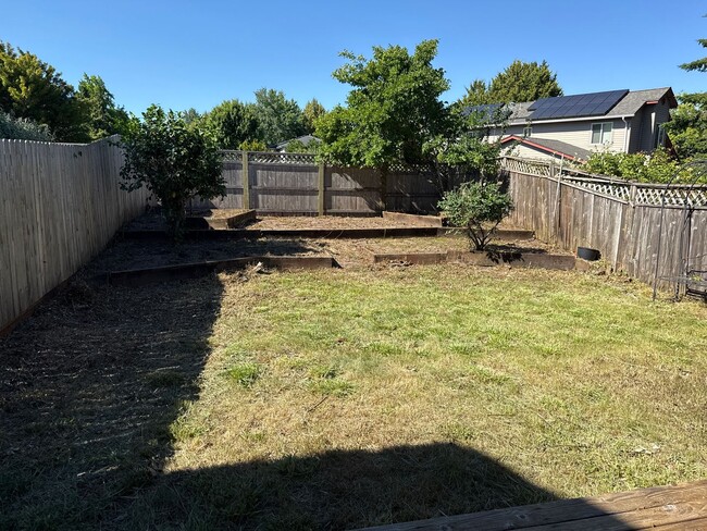 Building Photo - close to OSU, brand new carpet and floorin...