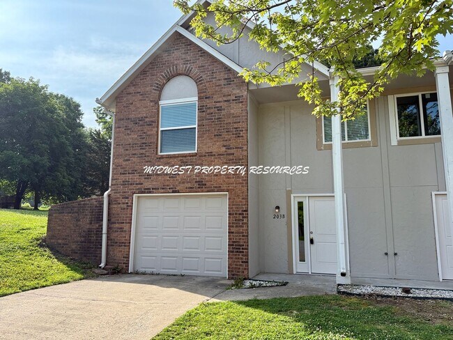 Foto del edificio - Large Updated 3 Bedroom/2 Bath Duplex in Lee's Summit
