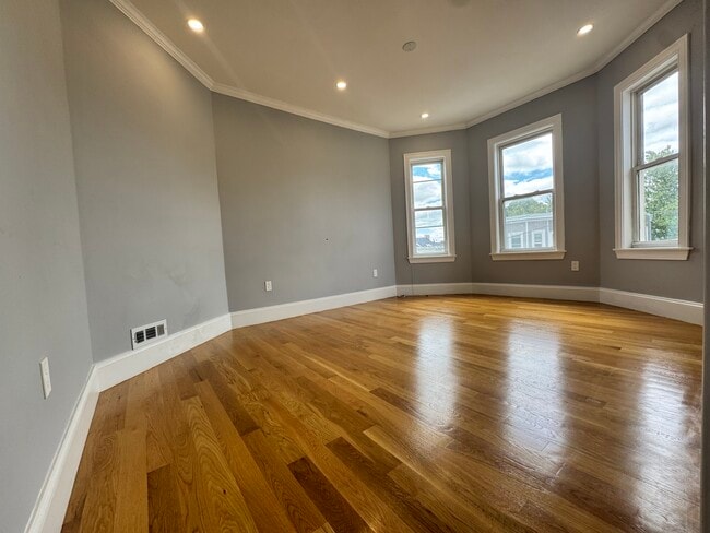 Bright Living Room - 29 East St