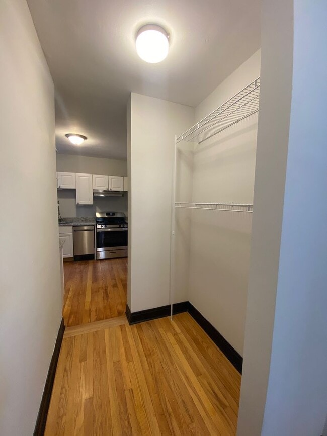 Building Photo - Updated 2BR in Jefferson Park! Blue Line!