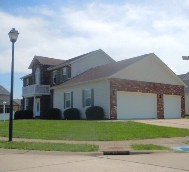 Foto del edificio - Three Bedroom Executive Home with 2.5 Bath...