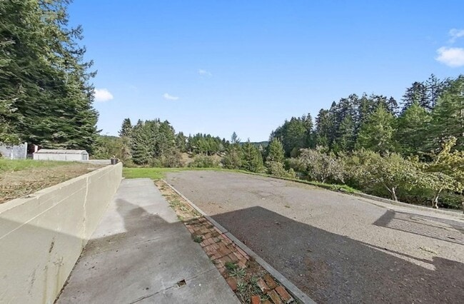 Building Photo - Spacious 4-Bedroom Home with Stunning Hilltop Views in Fortuna, CA