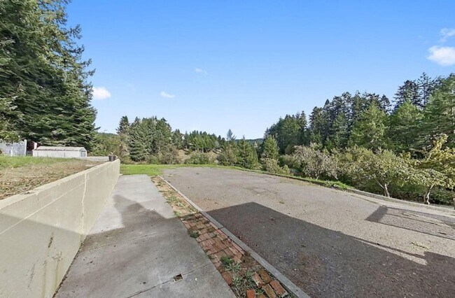 Foto del edificio - Spacious 4-Bedroom Home with Stunning Hilltop Views in Fortuna, CA