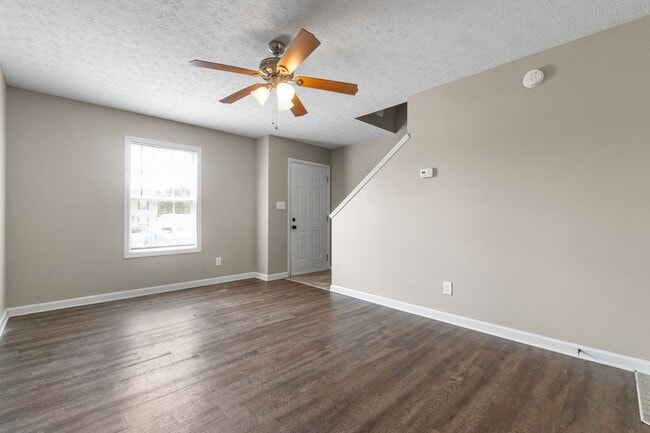 Building Photo - 2 Bedroom 1.5 Bath Townhome
