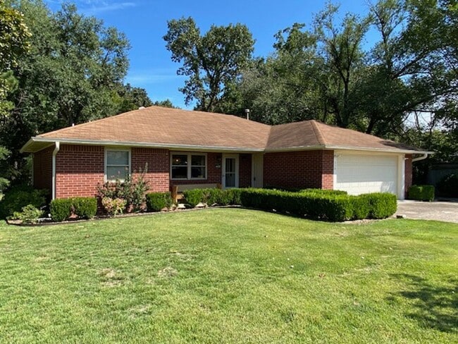 Adorable 2 Bedroom Home Near Downtown Rogers! - Adorable 2 Bedroom Home Near Downtown Rogers!