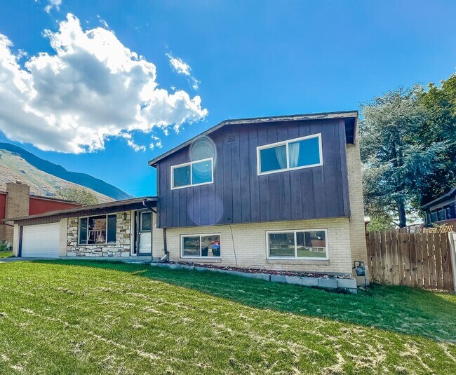 Building Photo - 5 bed, 2.5 bath home by the Mountains