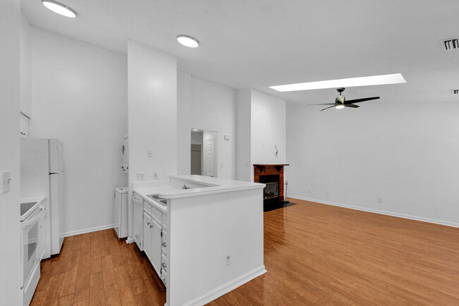 Building Photo - 225 Lantana Ln