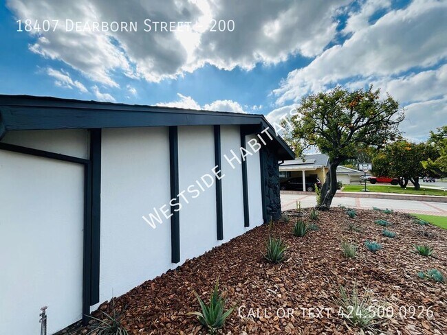 Foto del edificio - 18407 Dearborn - Gorgeous, fully renovated...