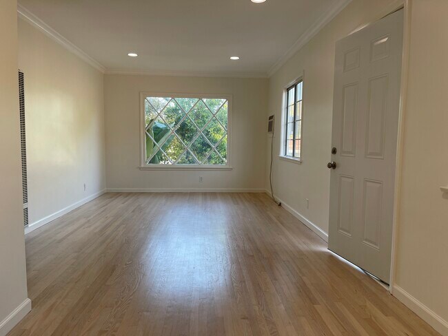 Building Photo - 927 N Harper Ave
