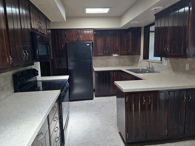 Foto del edificio - 5 bedroom ranch style home with fully fini...