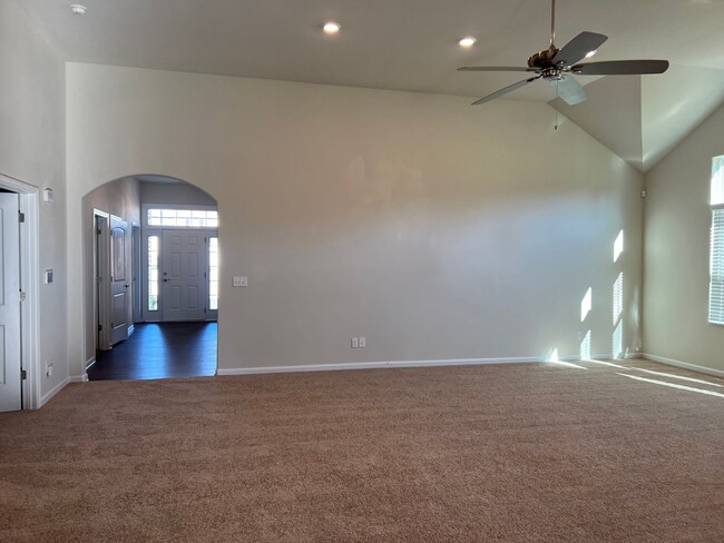 Building Photo - 3 bedroom 2 bathroom house with office- Be...