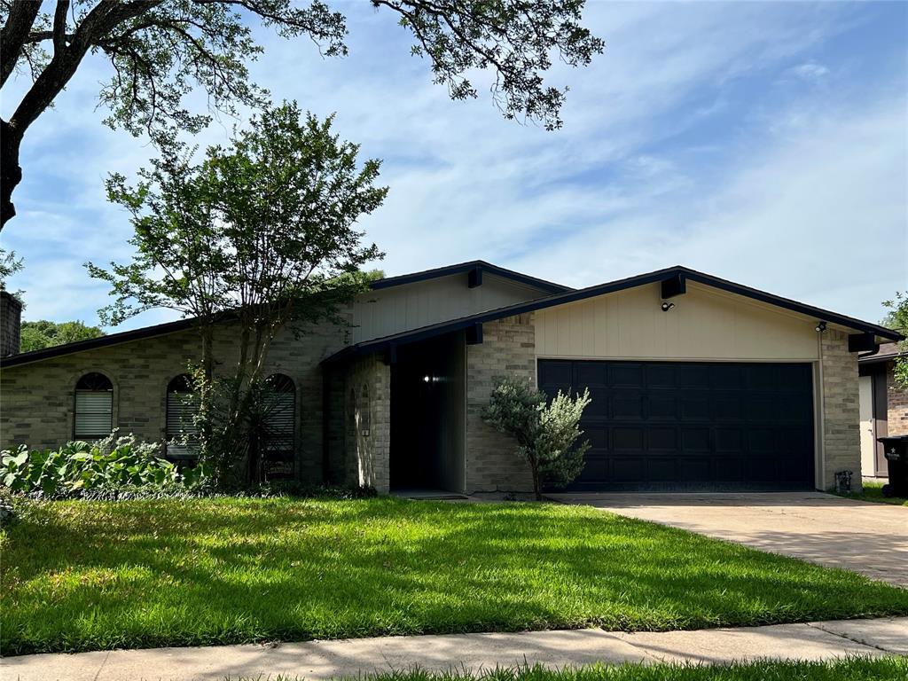 Foto principal - 4050 Lost Oak Dr