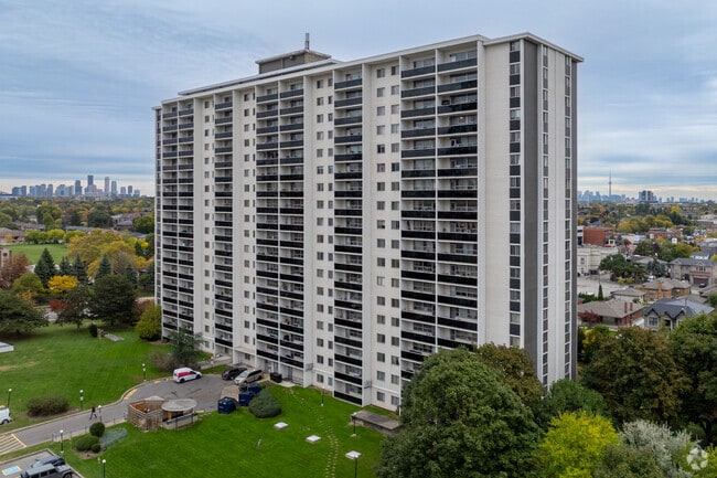 Building Photo - 3000 Dufferin St