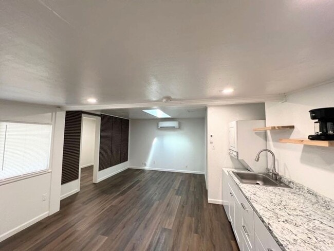 Building Photo - R301- 301 1/2